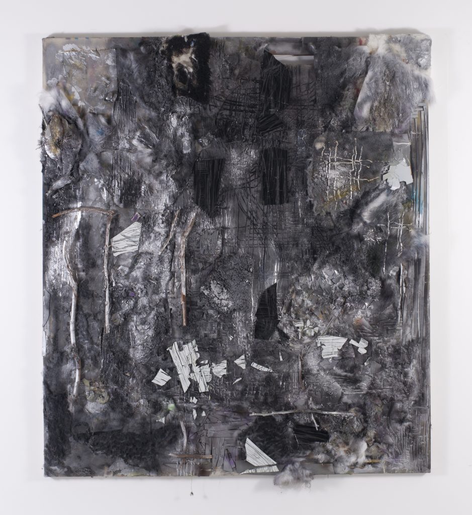 Lauriston Avery, pintura en aerosol, pieles, palos, espejo grabado, pieles de ave, piedras sobre lienzo. Inspiración literaria