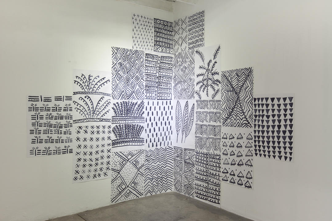 Karen Paulina Biswell colaboración con Maria Amilbia Siagama Dibujos con tinta especial en la pared de la galería