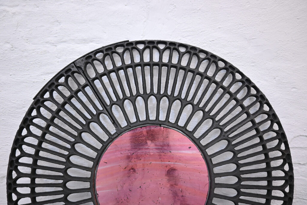Paul Hance escultura de vidrio e hierro, que utiliza vidrio soplado de color rosa oro para señalar la luz de la luna 