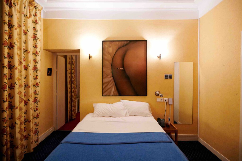 Karen Paulina Biswell exhibición Hotel Edén en un hotel de Paris, fotografía análoga 