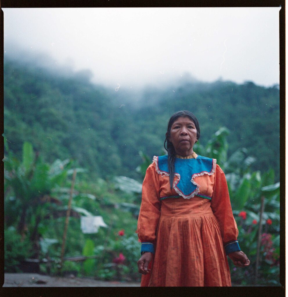 Maria Amilbia Siagama Siagama retrato en la montañas de Colombia antes de las flores del altar