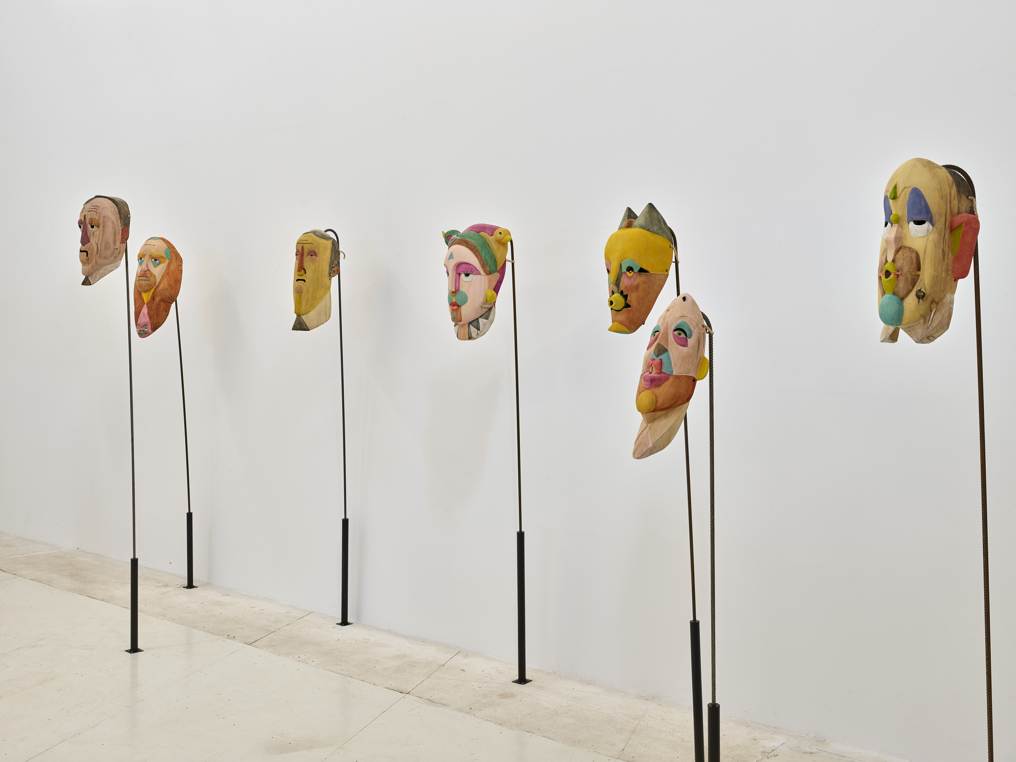 Mascaras de Madera de Mauricio Limon dispuestas en la sala de exhibicion de wildpalms
