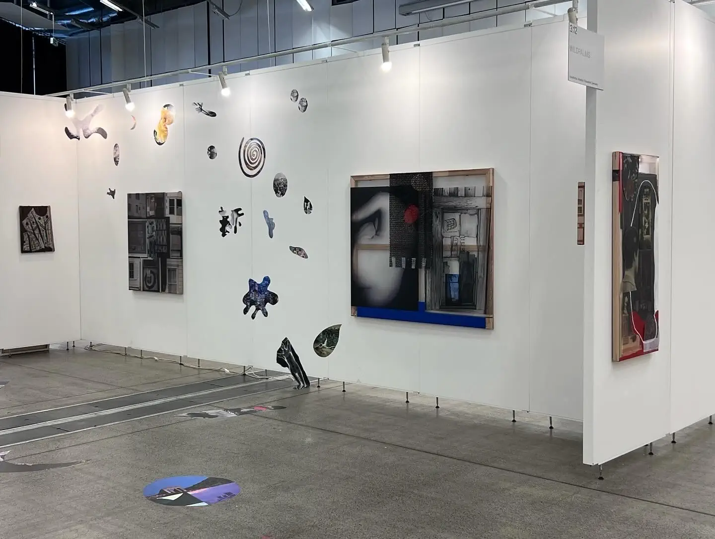 Collages de Rachel Libeskind con obras enmarcadas y recortes fotográficos en el stand de wildpalms