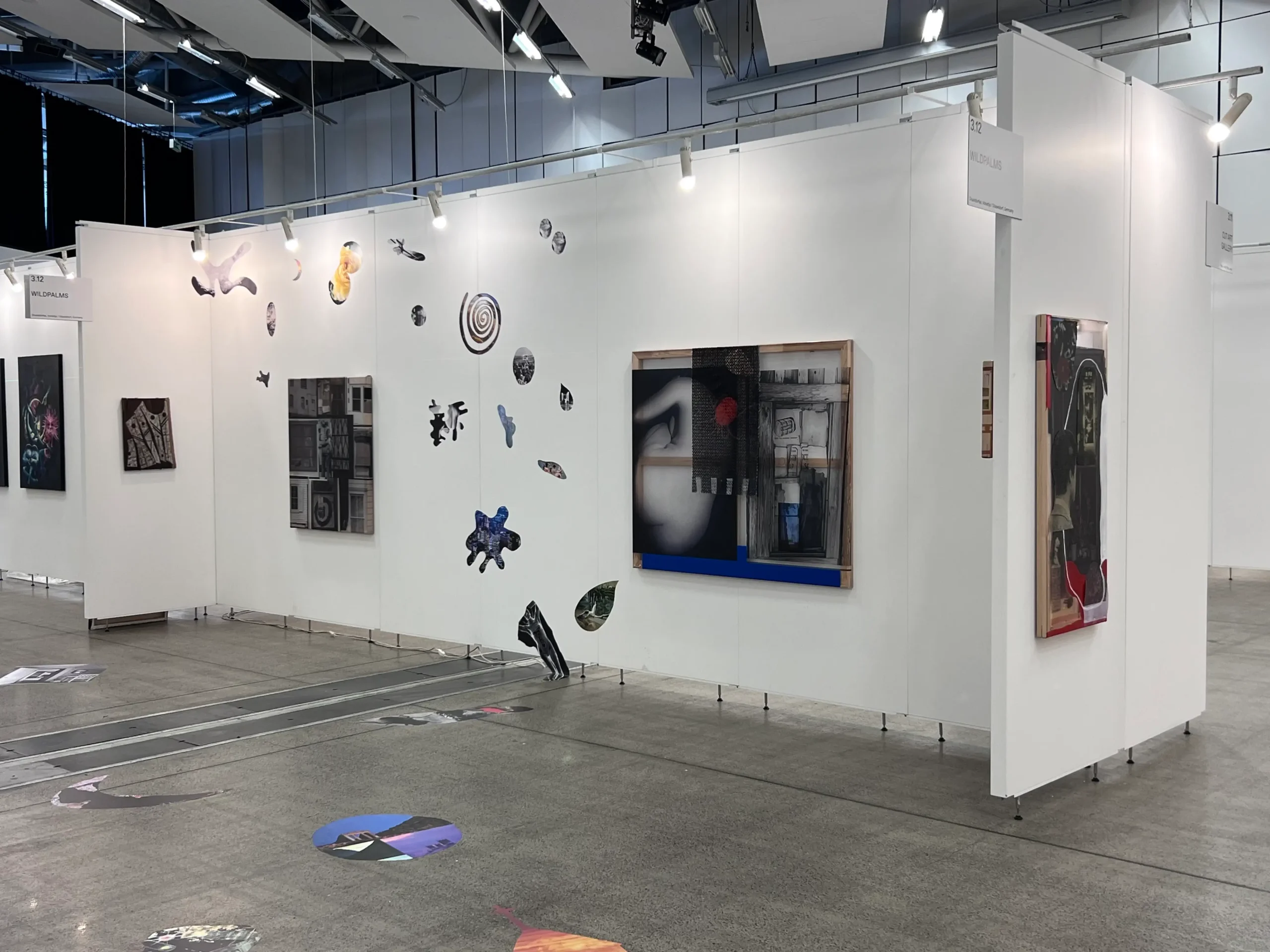Vista general del stand de wildpalms con obras de Rachel Libeskind, Nika Fontaine y Mauricio Limón de León