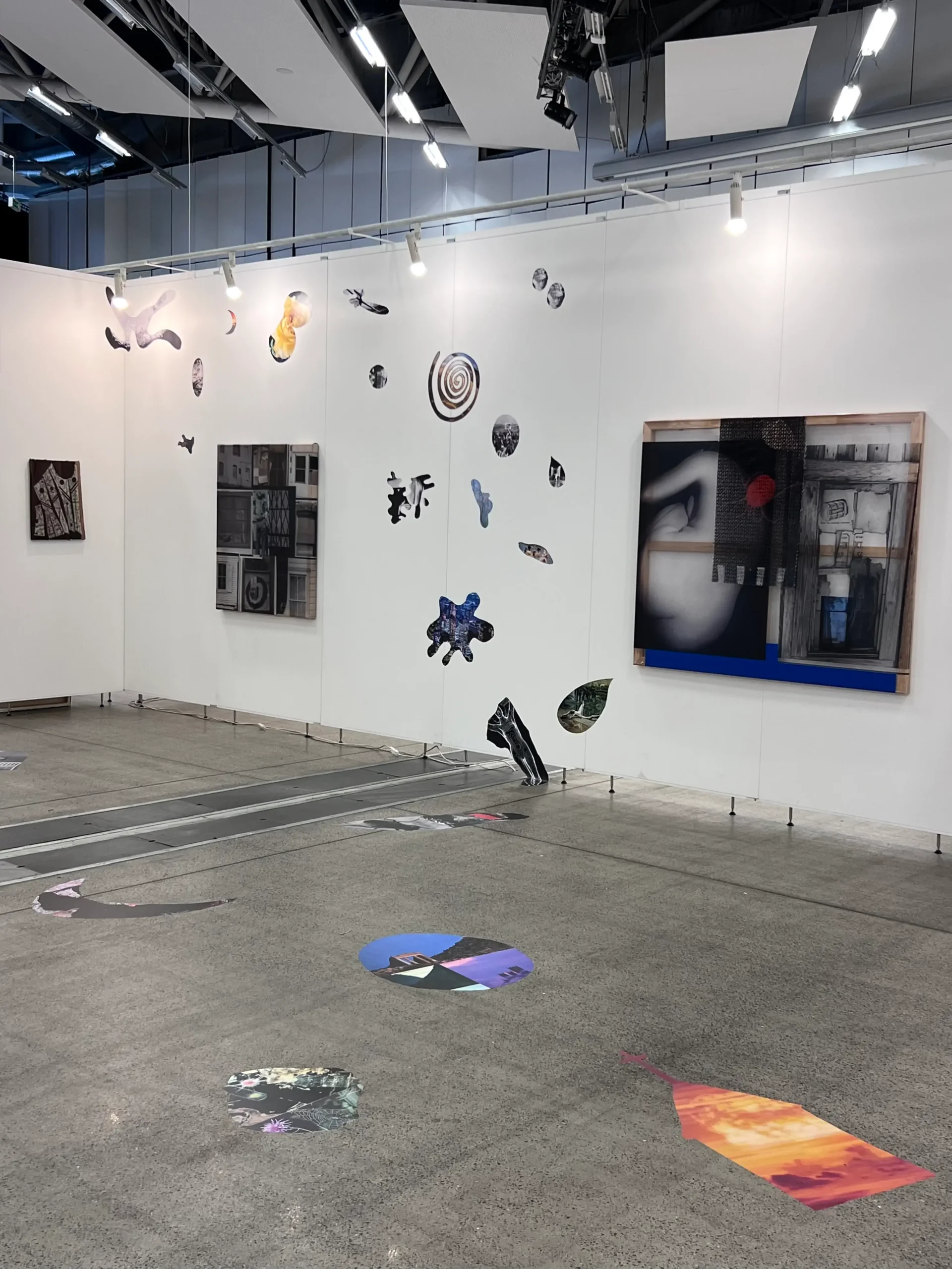 Exposición de Rachel Libeskind con collages en pared y suelo en el stand de wildpalms durante ArtVilnius 2024