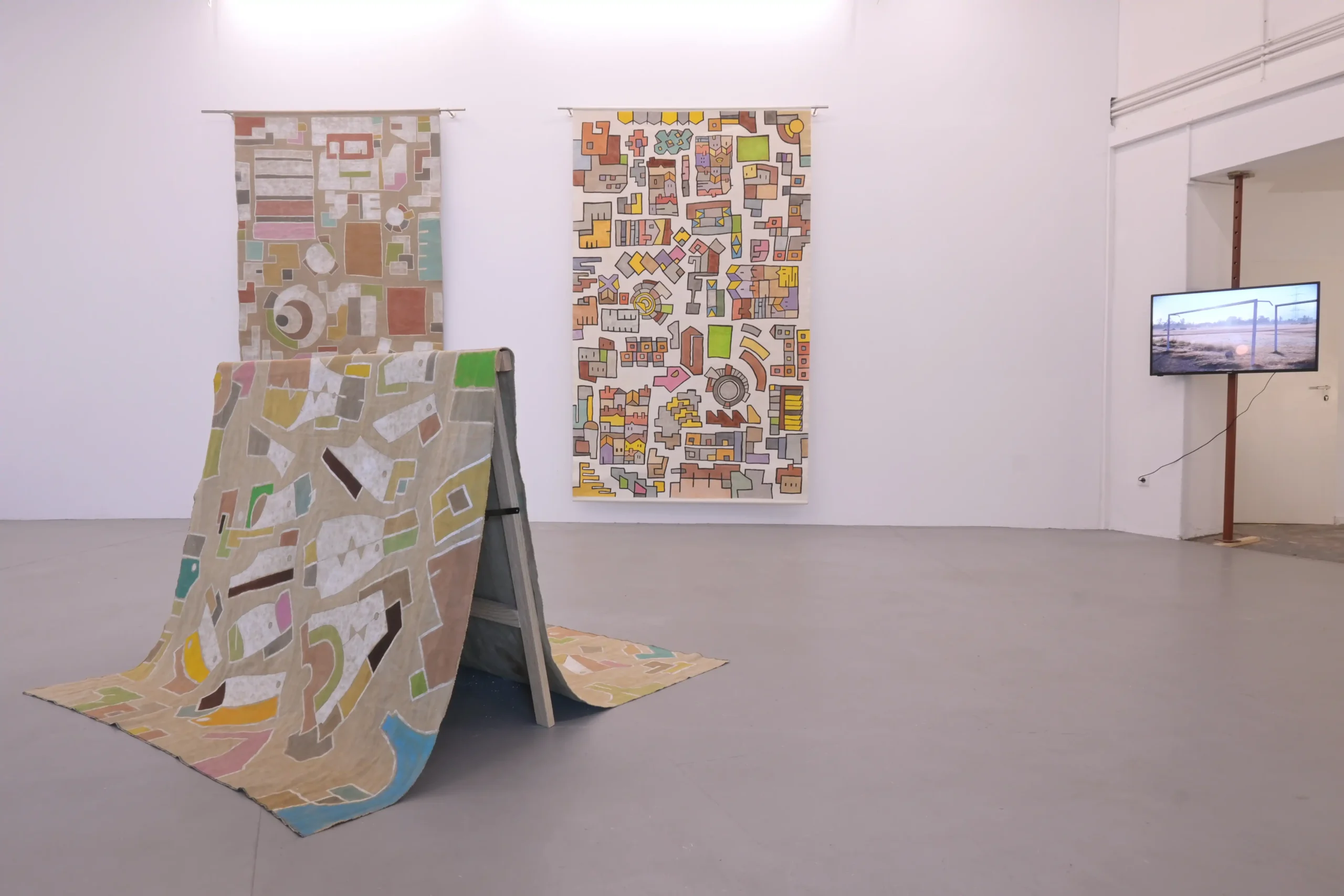 El primero que ría exhibition view with paintings and installation