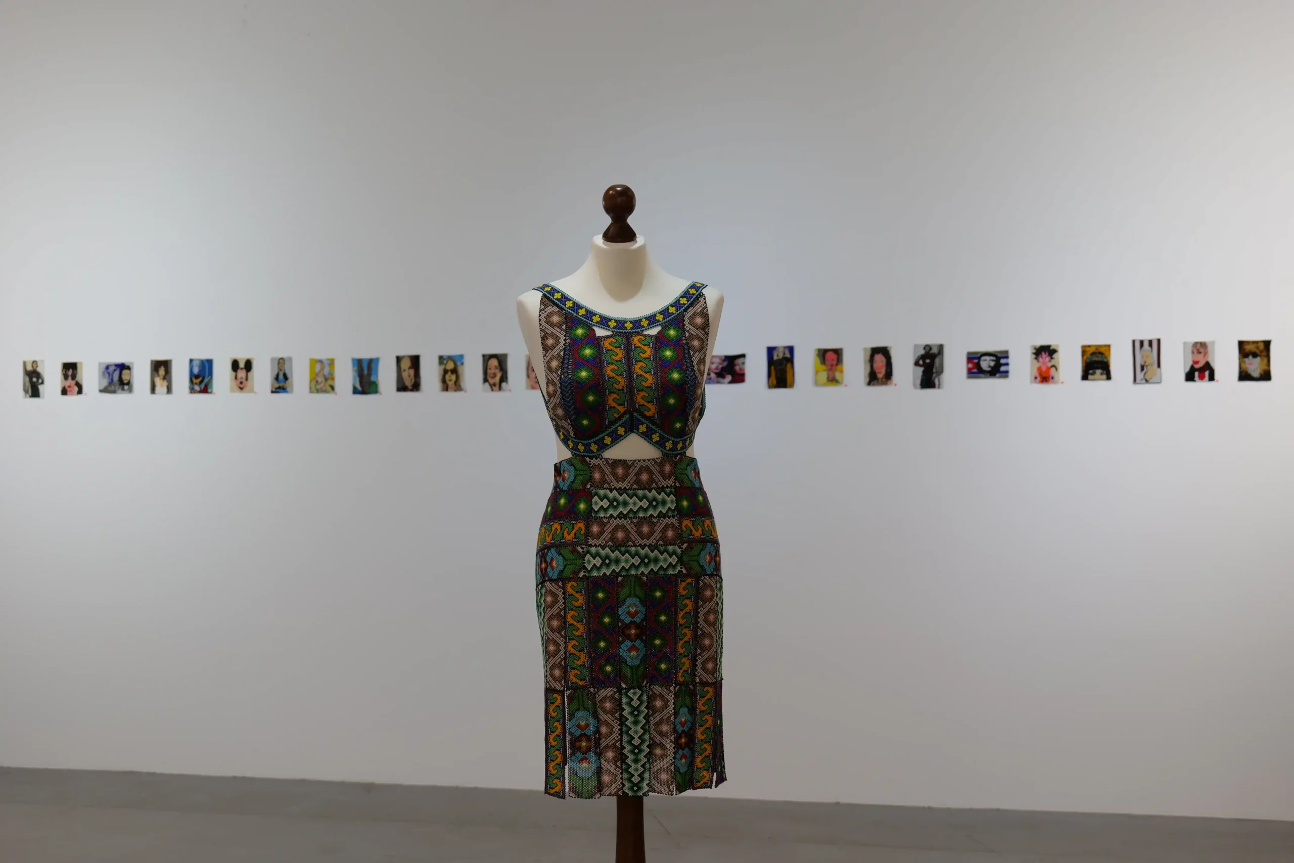 Wall installation by Millones de Maneras and Claudia Fischer