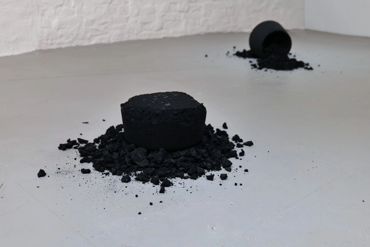 Installation detail from Roberto Uribe Castro: Trabajos Inacabados