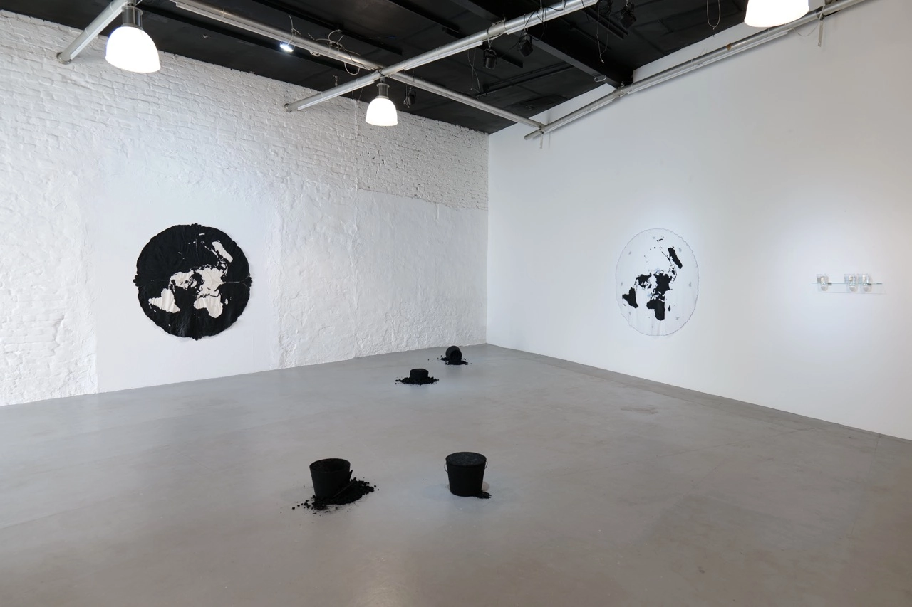Wide exhibition view of Roberto Uribe Castro: Trabajos Inacabados