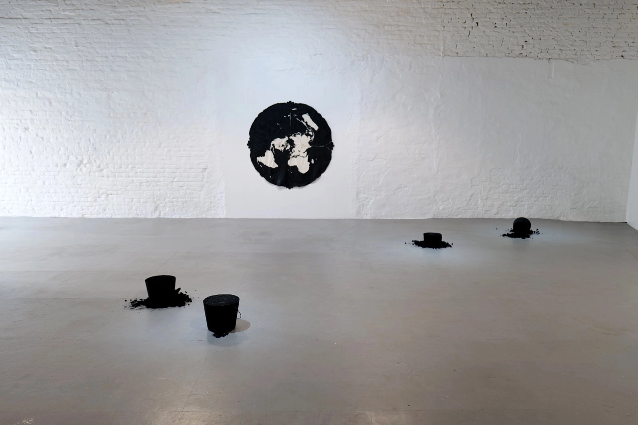 Exhibition view of sculptural works by Roberto Uribe Castro