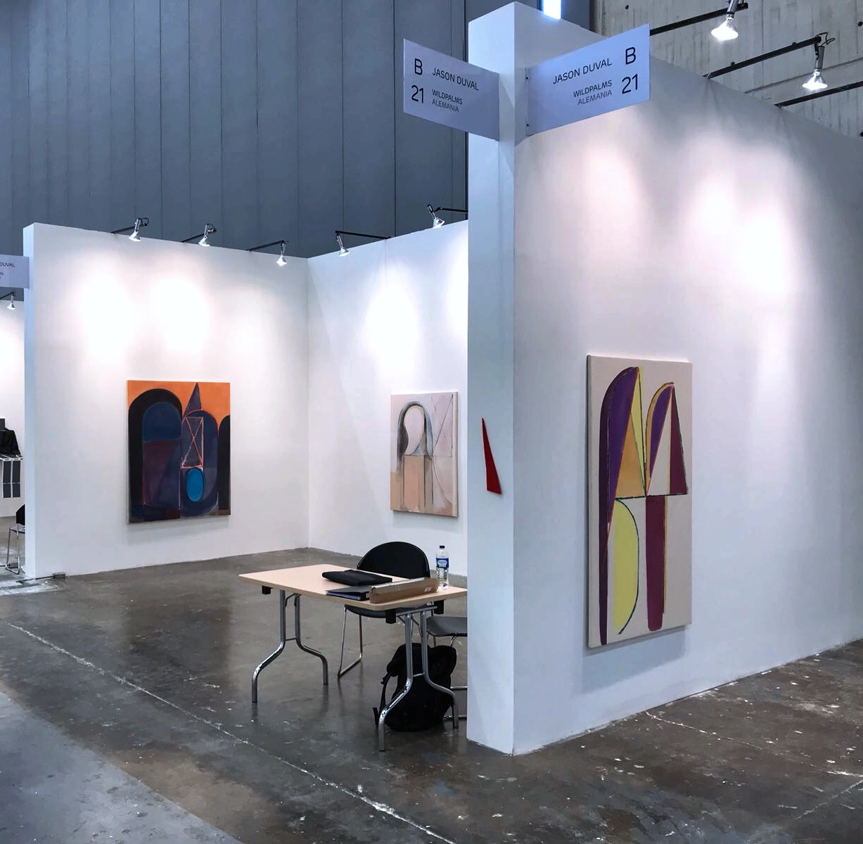 Vista de instalación de las pinturas de Jason Duval en el stand B21 de wildpalms, ArtBo 2018, Bogotá — presentación individual seleccionada por Emiliano Valdez.