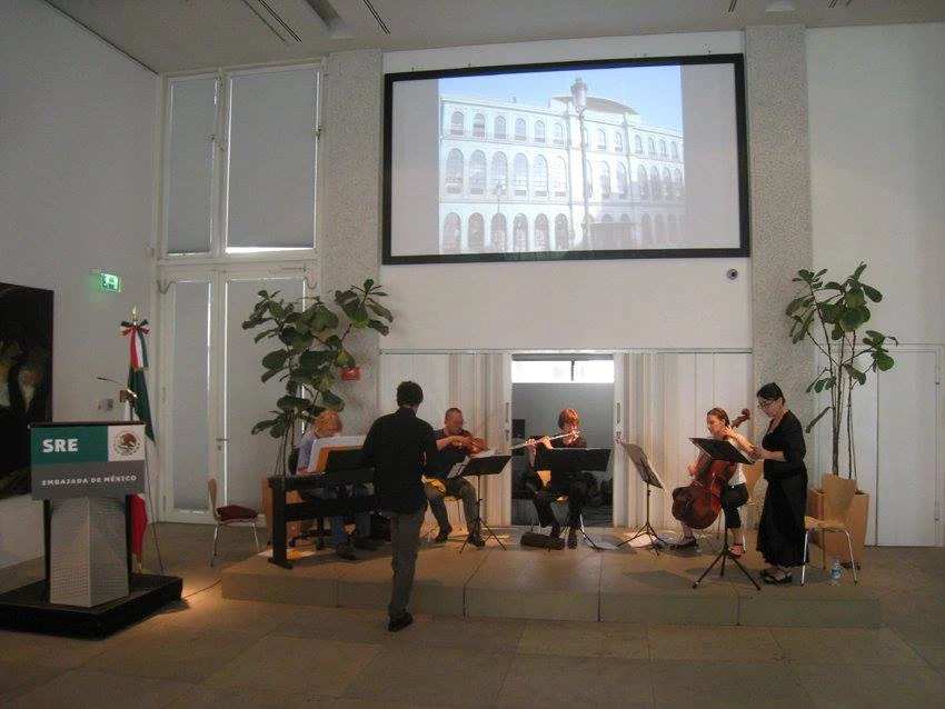 José Elguezabal dirigiendo un conjunto en un concierto en la Embajada de México