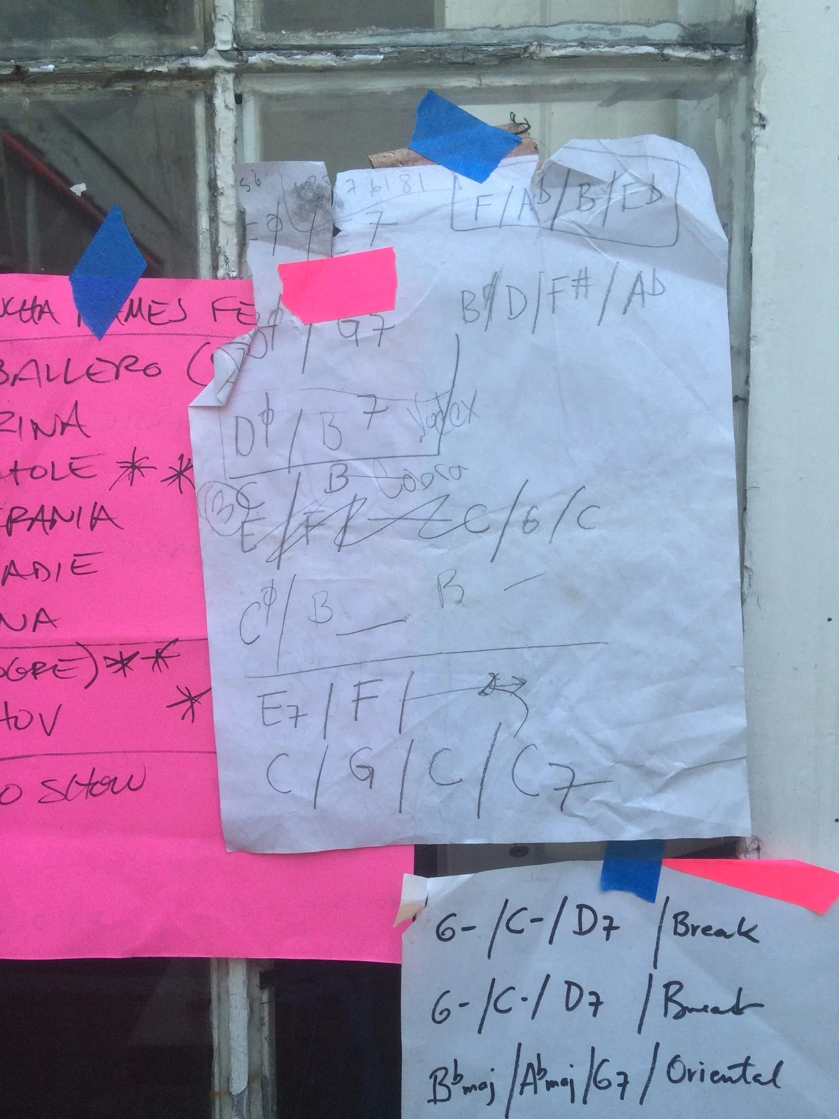 Notas de composición manuscritas de José Elguezabal pegadas en una ventana