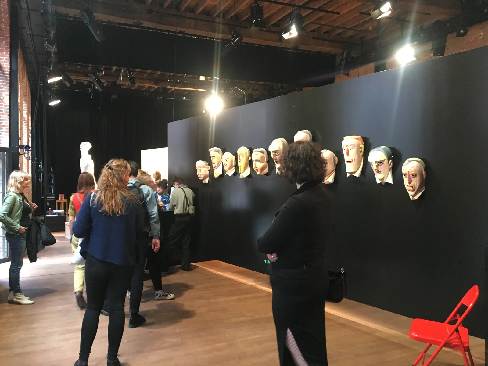 Visitantes observando la instalación Performing White Skin en el stand de wildpalms, POPPOSITIONS Art Fair, Bruselas