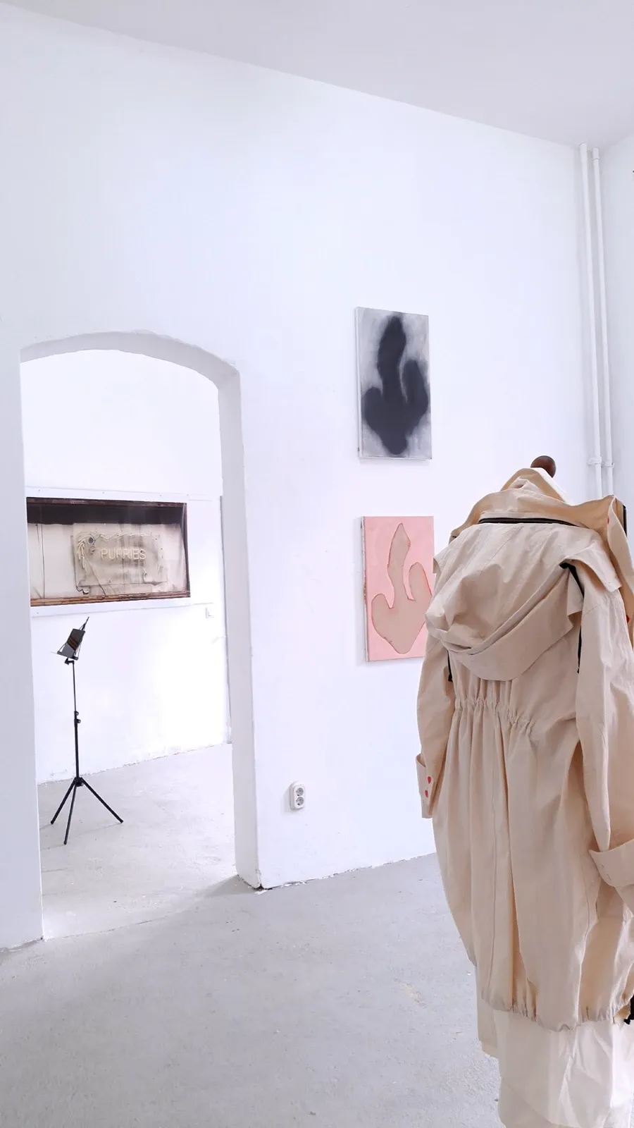Installation view of Practices of Moving with the entrance wall text and works by Mauricio Limón de León and Angelika Kammann. Curated by Alexandra Meffert and Jorge Sanguino.