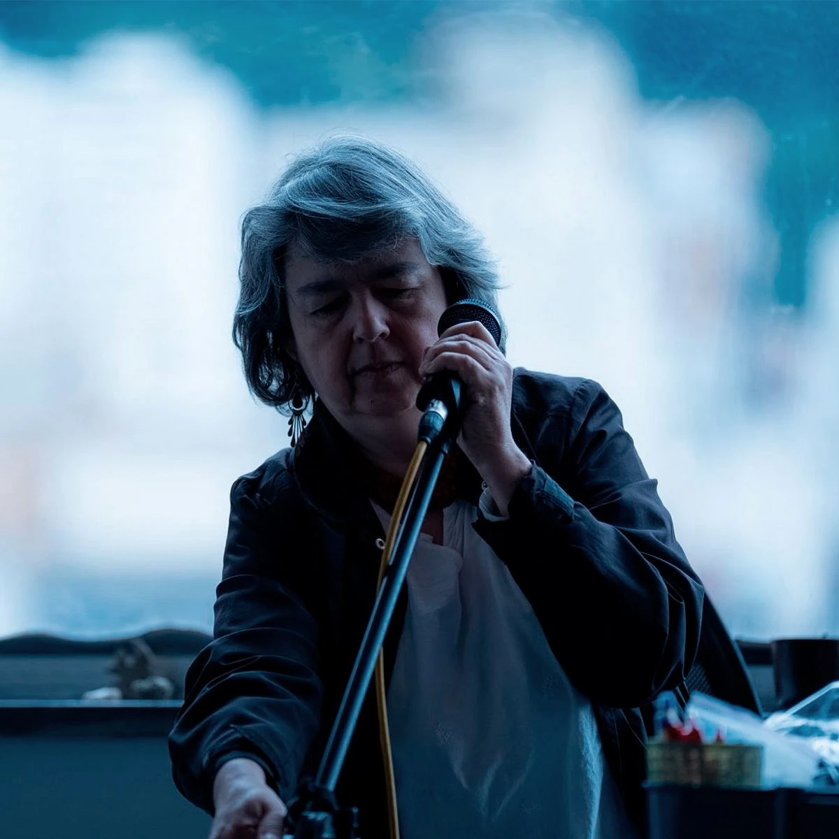 Beatriz Eugenia Diaz performing with a microphone during Conjuro Sonoro